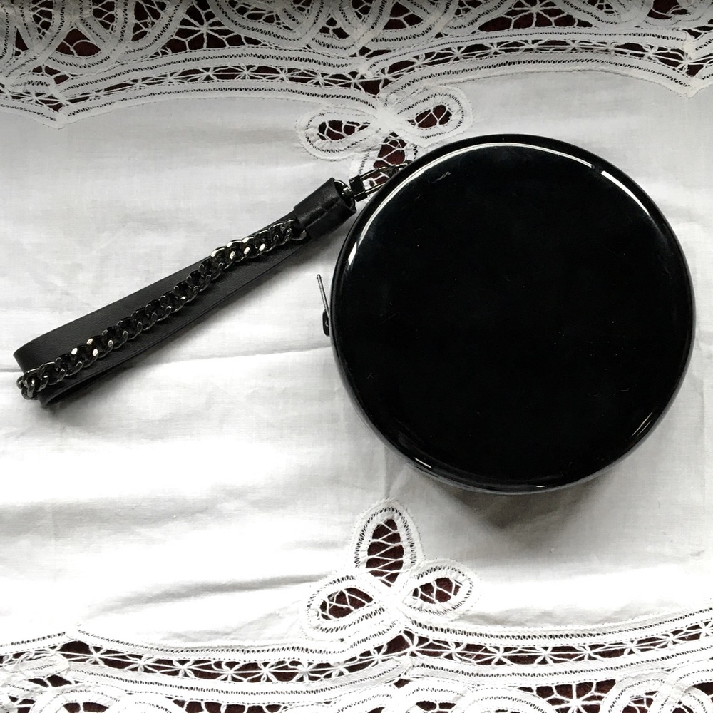Round hand bag